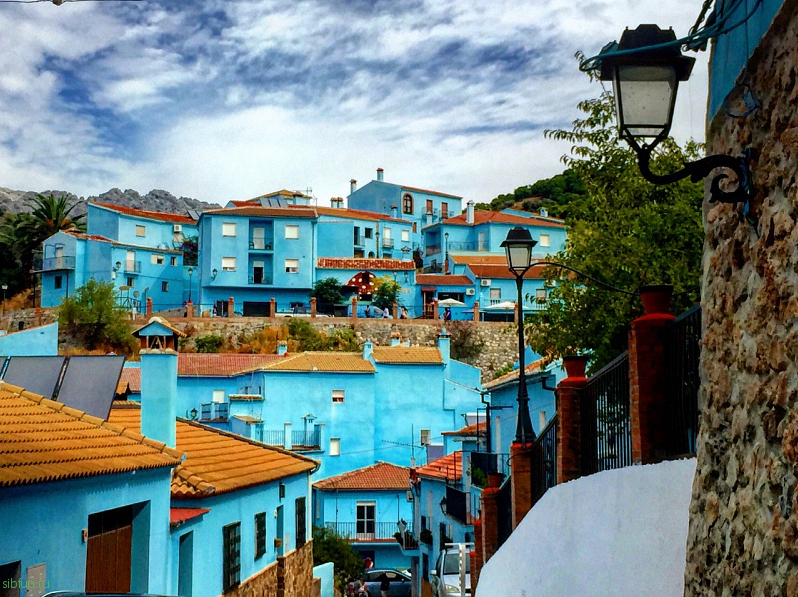 Юзкар – необычная голубая деревня смурфиков в Испании