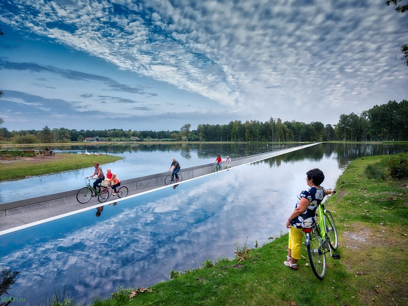 «Cycling Through Water» – обычная велосипедная дорожка через пруд в Бельгии