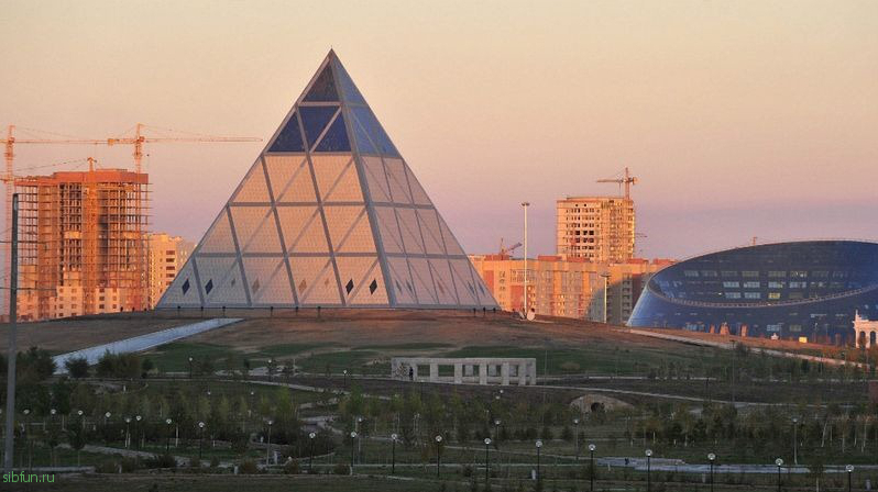 Дворец мира и примирения в столице Казахстана