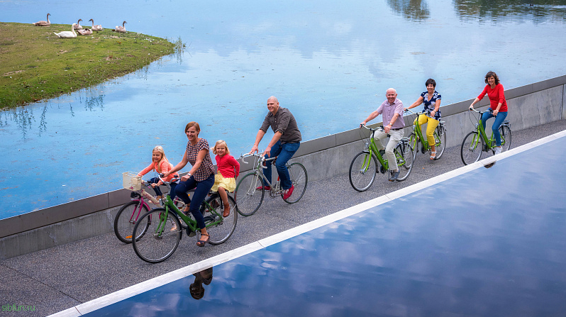 «Cycling Through Water» – обычная велосипедная дорожка через пруд в Бельгии