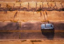 Реалистичные снимки с маленькими моделями машин