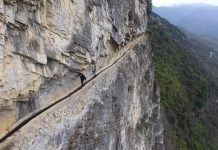 Китаец 36 лет копал канал через гору