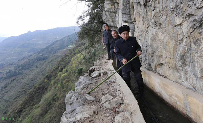 Китаец 36 лет копал канал через гору