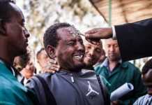 Обряд экзорцизма в объективе пражского фотографа