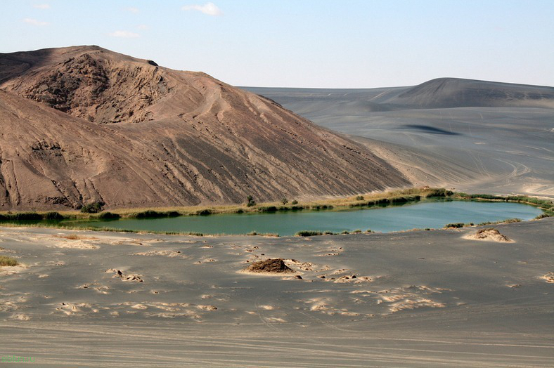 Вау-эн-Намус – потухший вулканический кратер с оазисами в глубине Сахары