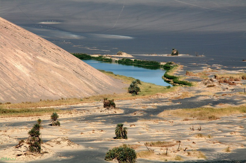 Вау-эн-Намус – потухший вулканический кратер с оазисами в глубине Сахары