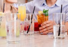 Почему лучше отказаться от употребления напитков со льдом вне дома