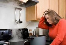 Простые способы избавиться от запаха гари в квартире