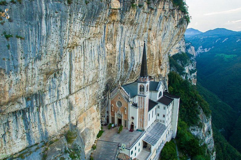 Святилище Богоматери Короны – уникальный собор под отвесной скалой