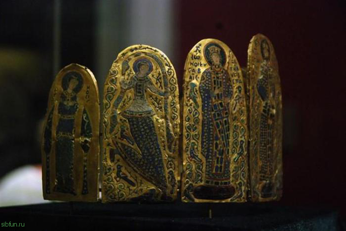 Самые знаменитые короны средневековых монархов