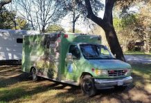 Американец переделал старую машину скорой помощи в уютное жилище