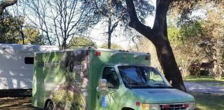 Американец переделал старую машину скорой помощи в уютное жилище