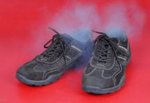 Простое средство, которое избавит от неприятного запаха из обуви