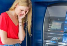 Хитрости жизни: что делать, если банкомат не возвращает карту