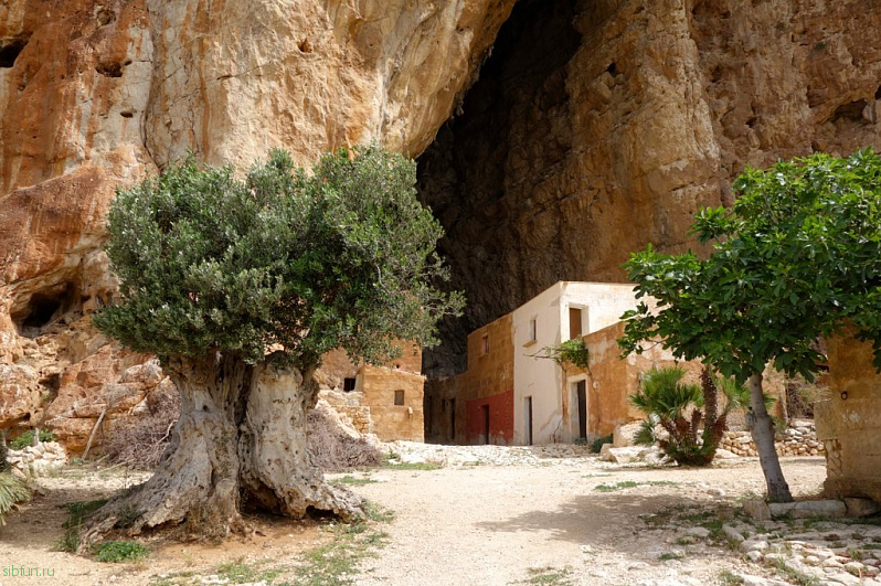Пещерная деревня Манджапане на западном побережье Сицилии