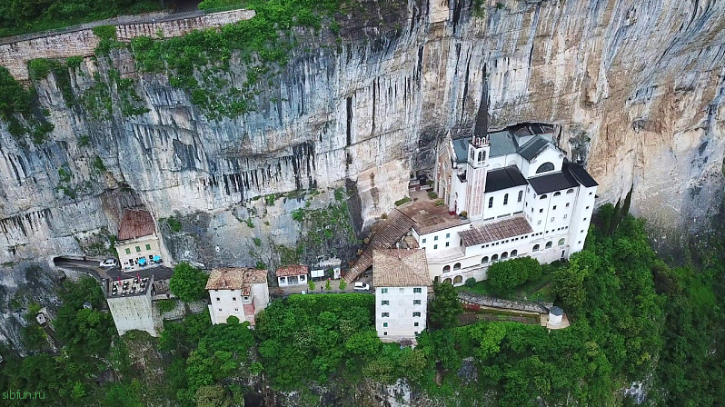 Святилище Богоматери Короны – уникальный собор под отвесной скалой