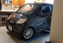 Чувак так переживал за свою машину, что загнал ее в дом на кухню