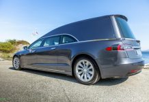 Норвежец сделал из Tesla электрокатафалк и выставил его на продажу