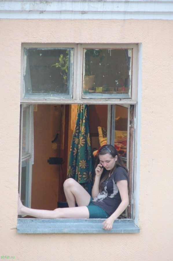 Голая девка у окна (15 фото)