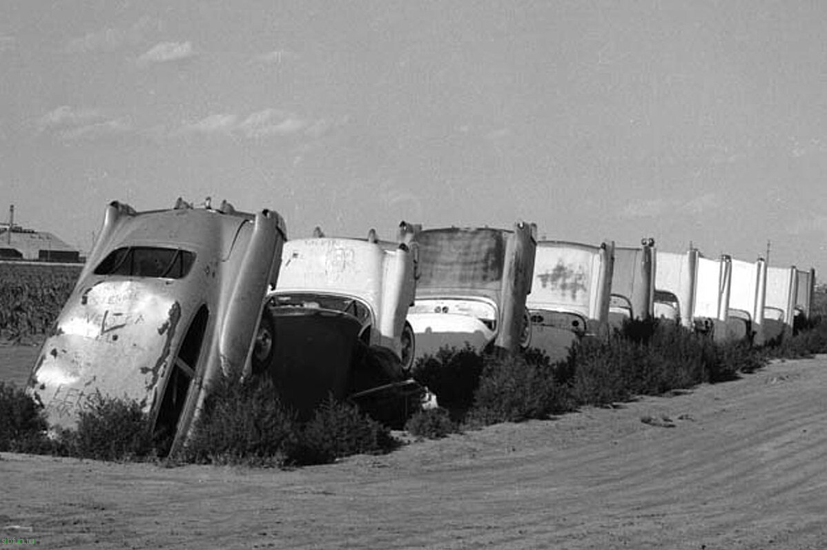 Ранчо кадиллаков «Cadillac Ranch» — кладбище брошенных автомобилей в Техасе