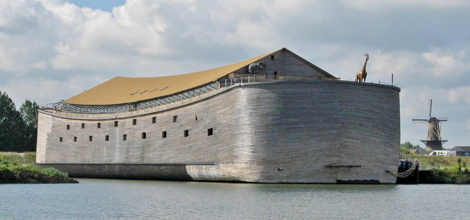 В Европе можно встретить 2 огромных Ноева ковчега