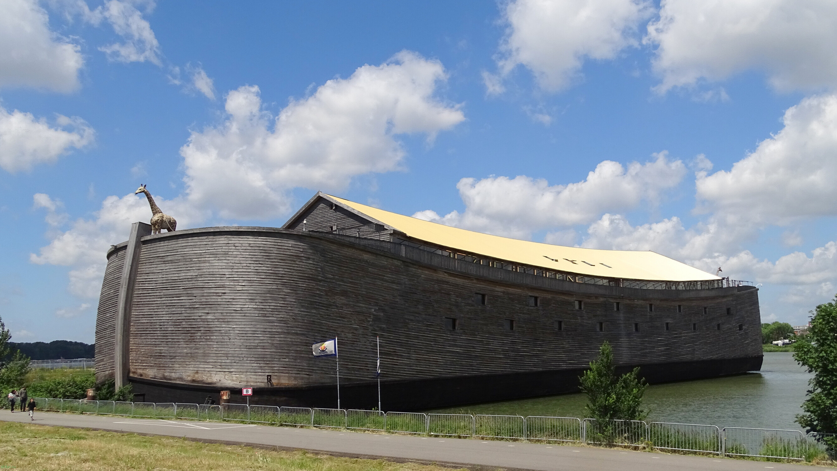 В Европе можно встретить 2 огромных Ноева ковчега
