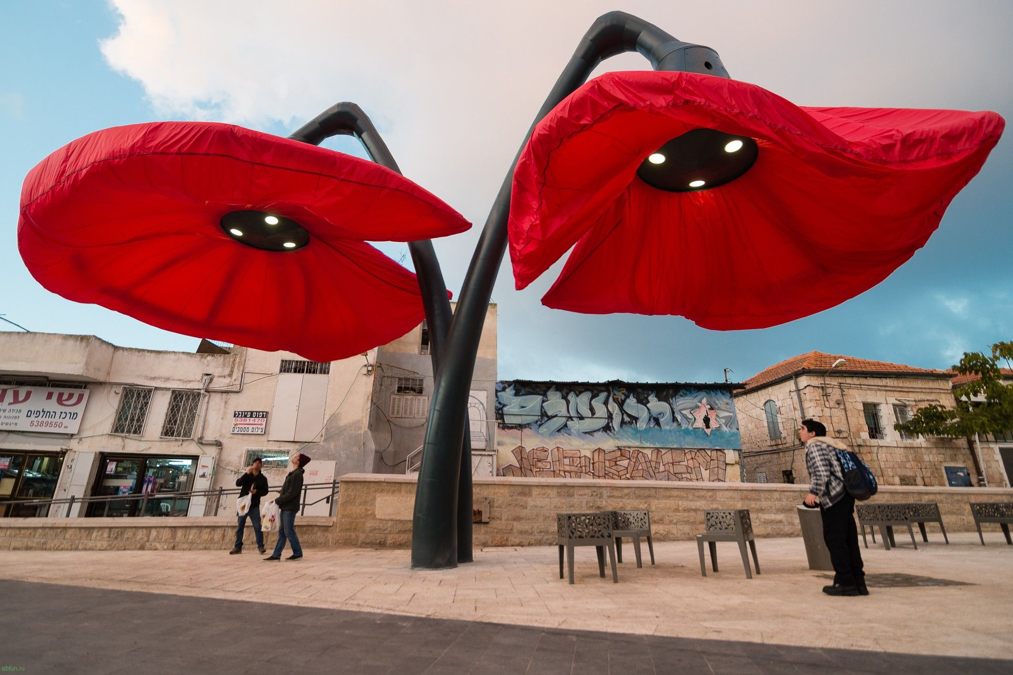 Гигантские цветы на площади Vallero в Иерусалиме | Vallero Square