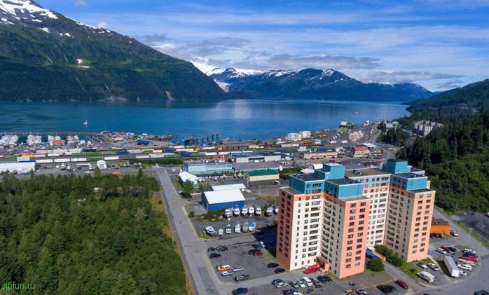 Необычные города мира — Уиттиер (Whittier), город на Аляске, где все жители друг другу соседи