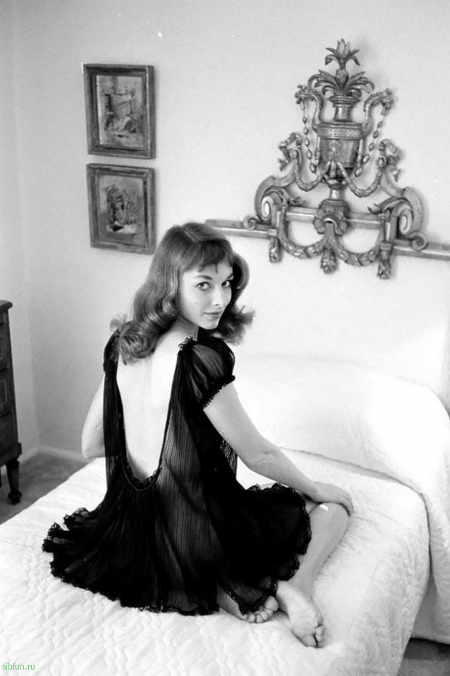 Викки Дуган: соблазнительная секс-бомба, чьи смелые платья с открытой спиной вдохновили женскую моду 1950-х  - 23.04.2021