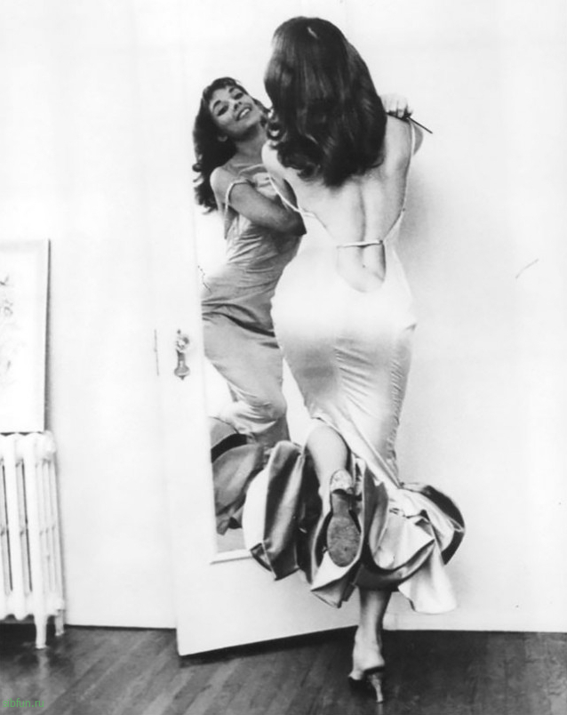 Викки Дуган: соблазнительная секс-бомба, чьи смелые платья с открытой спиной вдохновили женскую моду 1950-х  - 23.04.2021