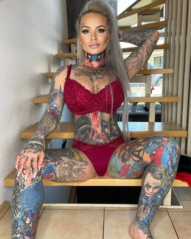 33-летняя немка покрыла своё тело татуировками любимых персонажей своего сына  - 12.05.2021