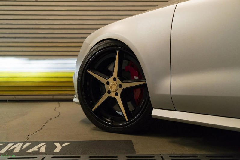 Заниженная Audi S7 на золотых дисках Forgiato