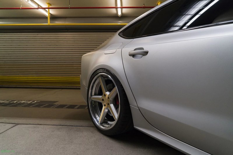 Заниженная Audi S7 на золотых дисках Forgiato