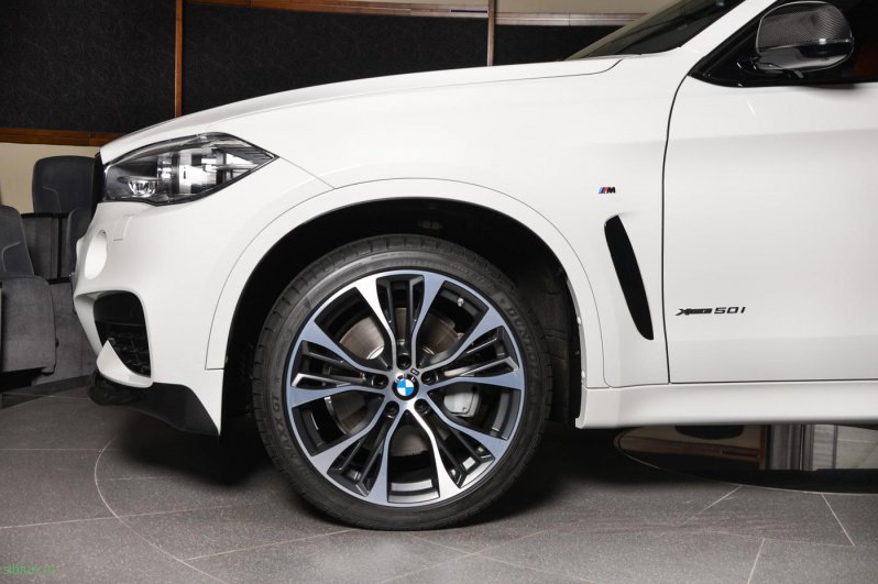 Белый BMW X6 в тюнинге от M Performance