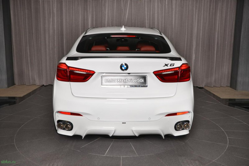Белый BMW X6 в тюнинге от M Performance