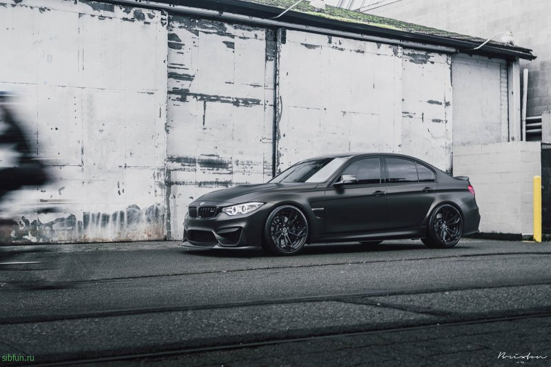 Уникальный BMW M3 в мрачном матово-черном исполнении