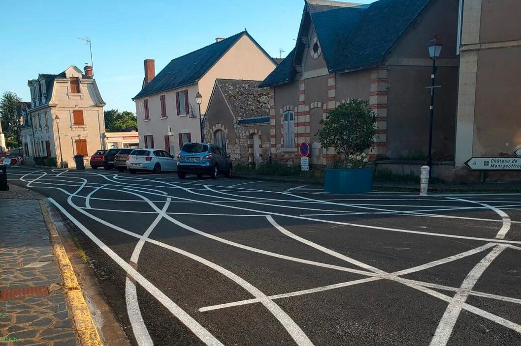 Во французском городе нанесли сбивающую с толку дорожную разметку, чтобы предотвратить превышение скорости 