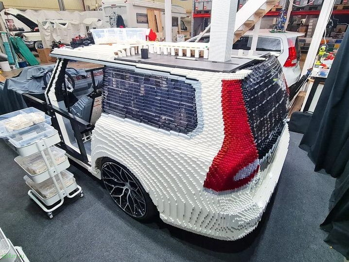 Парень строит Volvo V70 в натуральную величину полностью из LEGO 