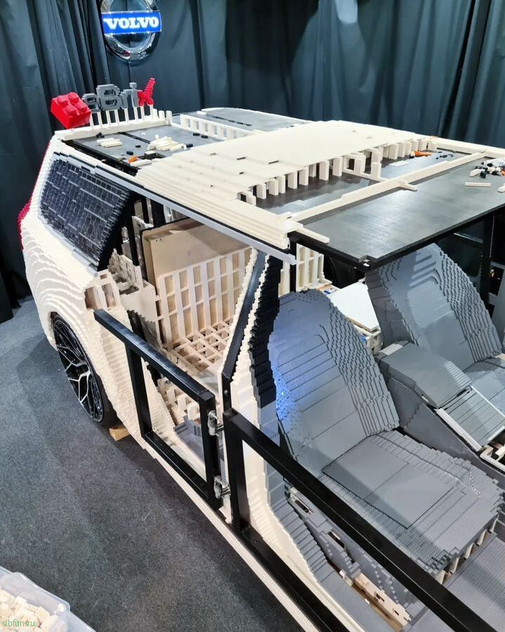 Парень строит Volvo V70 в натуральную величину полностью из LEGO 