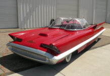 Концепт-кар Lincoln Futura 1955 года, который достался только Бэтмену