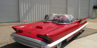 Концепт-кар Lincoln Futura 1955 года, который достался только Бэтмену