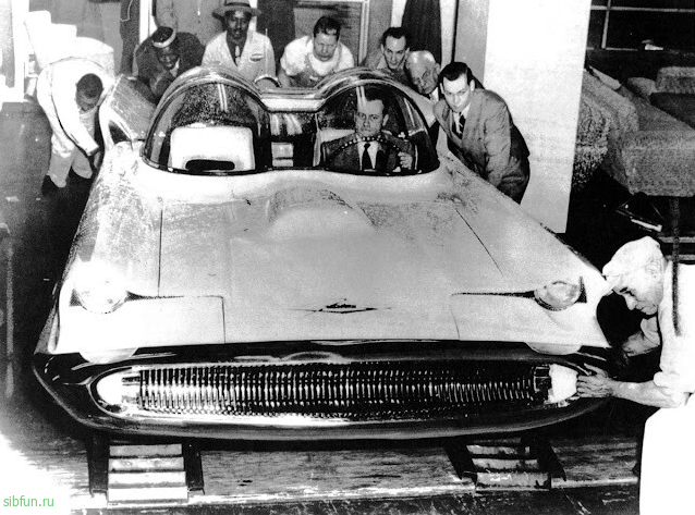 Концепт-кар Lincoln Futura 1955 года, который достался только Бэтмену 
