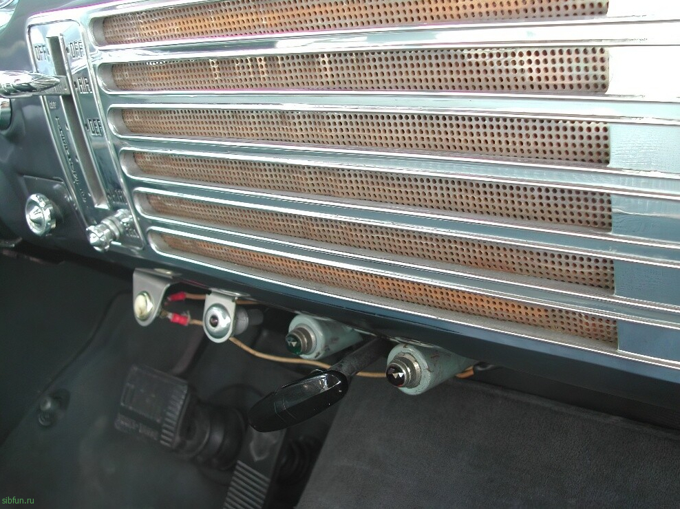 Система парковки с помощью пятого колеса от Брукса Уокера у седана Packard Cavalier 1953 года 