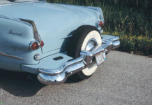 Система парковки с помощью пятого колеса от Брукса Уокера у седана Packard Cavalier 1953 года