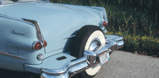 Система парковки с помощью пятого колеса от Брукса Уокера у седана Packard Cavalier 1953 года