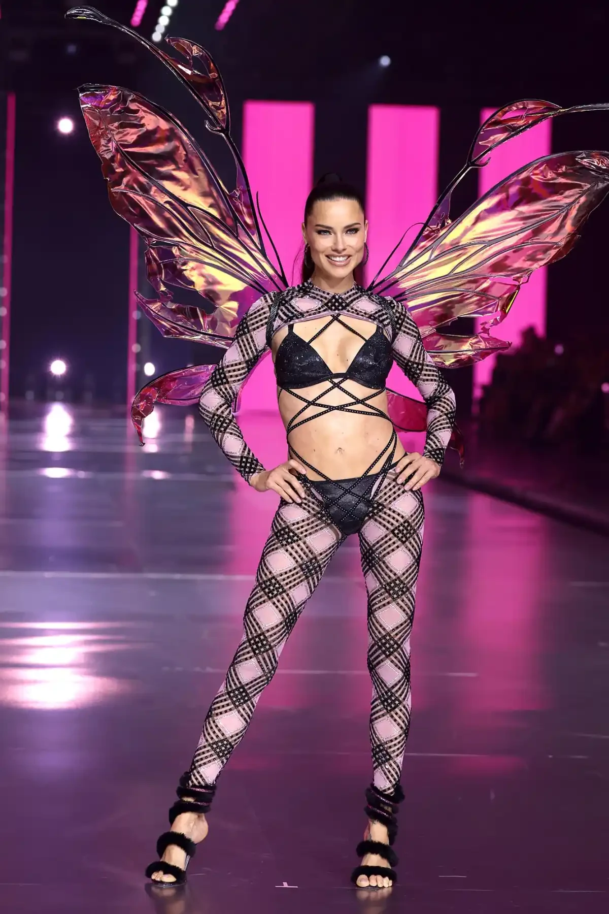 Лучшие моменты с великолепного возвращения Victoria's Secret Fashion Show - 2024 