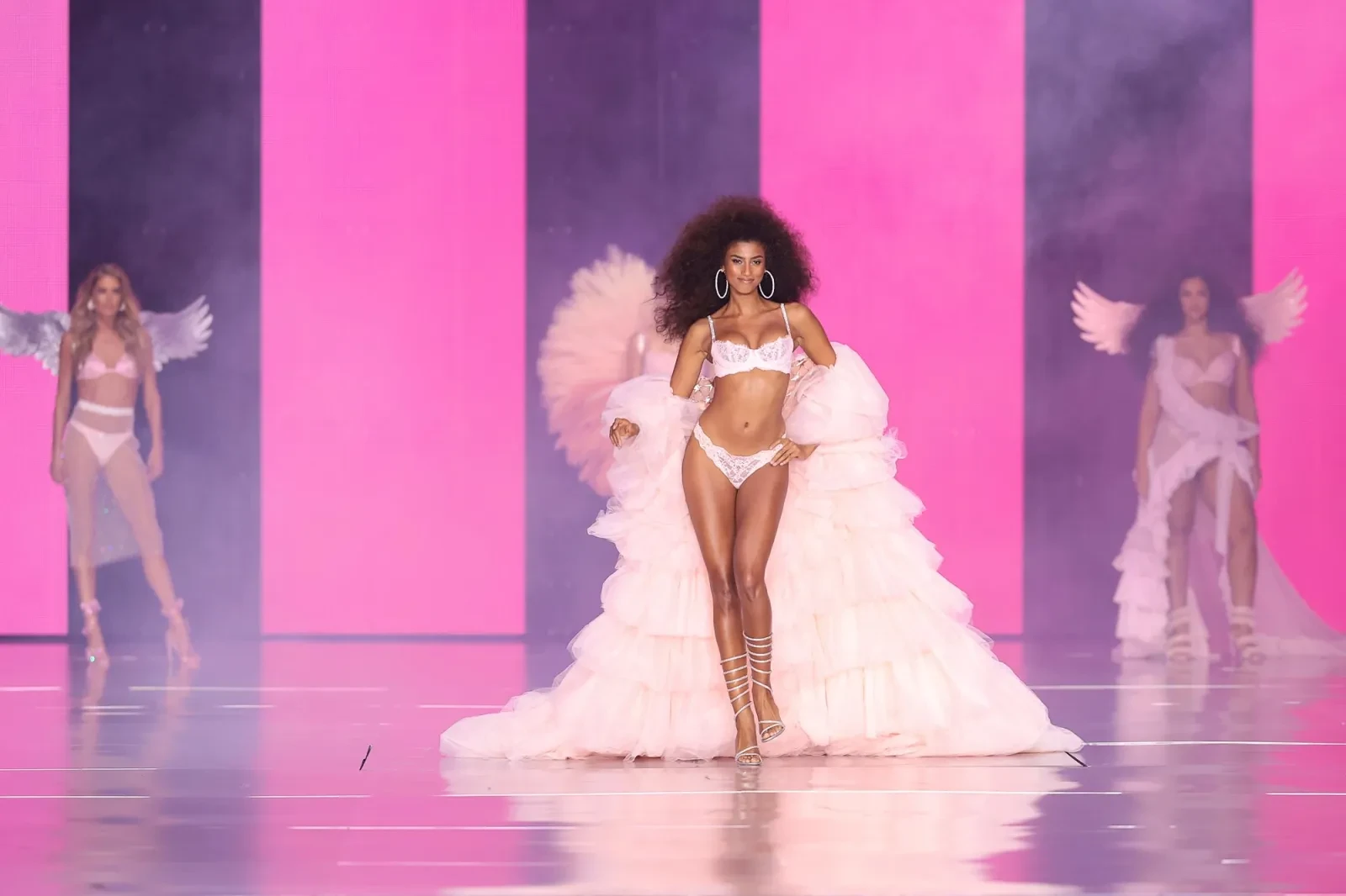 Лучшие моменты с великолепного возвращения Victoria's Secret Fashion Show - 2024 