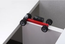 LEGO-машина пересекает узкие мосты