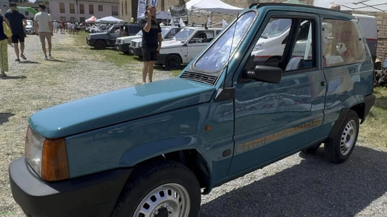 Итальянец превратил старенький Fiat Panda в самый узкий автомобиль в мире Итальянец превратил старенький Fiat Panda в самый узкий автомобиль в мире