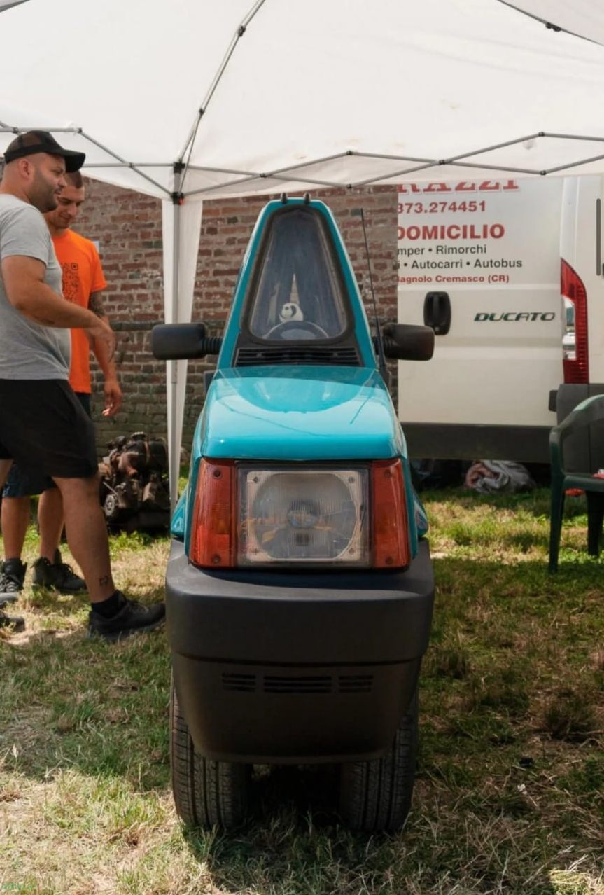 Итальянец превратил старенький Fiat Panda в самый узкий автомобиль в мире Итальянец превратил старенький Fiat Panda в самый узкий автомобиль в мире